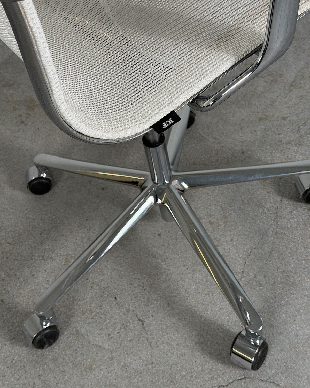White 'Una 718' Mesh Office Chair for ICF Italy