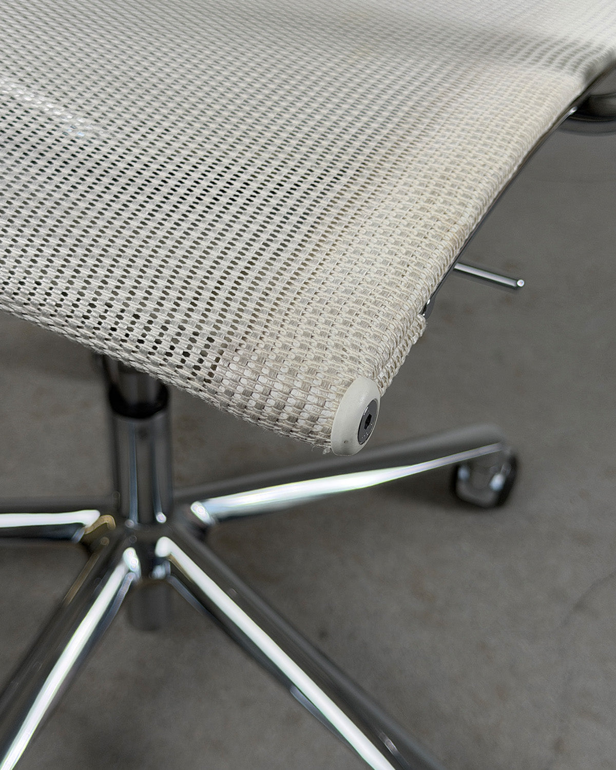 White 'Una 718' Mesh Office Chair for ICF Italy